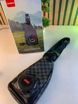 Sac à Bandoulière avec Haut Parleur Bluetooth Rechargeable RGB CH-M818 – حقيبة رجالية مع مكبر صوت بل 1